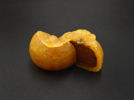 丸ごと柚子の器で焼き上げた「柚子釜ガトーショコラ」