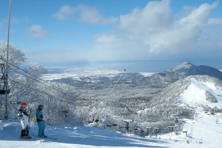 ゲレンデ直行が嬉しい！無料送迎バス&リフト券付きの