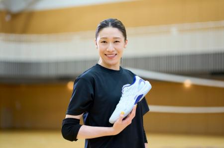 プロバレーボールプレーヤーの石川真佑選手とアドバイ