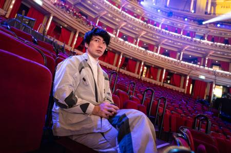 鉄棒ダンスを発明した日本人アーティストAIRFOOTWORKS