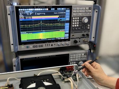 ローデ・シュワルツ・ジャパンの新オフィスに「EMC対