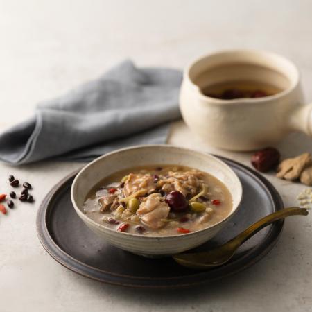 漢方専門店が開発した具沢山のスープ粥「国産鶏となつ