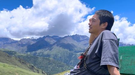 東出昌大、謎の秘薬に興奮「芋虫からキノコが生えてい