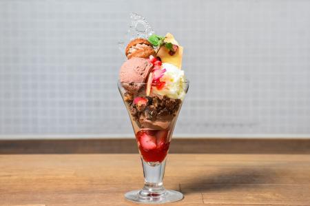Minimalより、冬限定のチョコレート×苺パフェが登場。