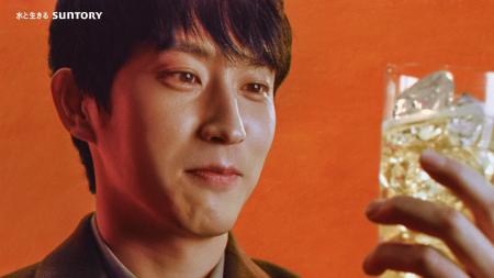 杉野遥亮さんが酒類のCMに初出演！サントリー「ティー