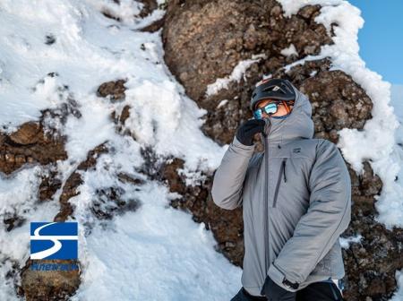 過酷な雪山で体温を守る、保温用アウタージャケットが