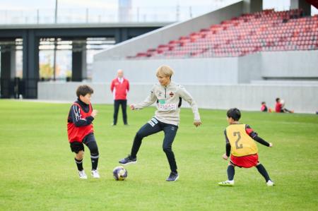 ツエーゲン金沢 選手OBの廣井 友信さん、現役の宮崎 