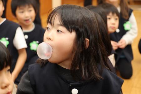 幼稚園児がサンタクロースと一緒にフーセンガムに挑戦 幼稚園児がサンタクロースと一緒にフーセンガムに挑戦