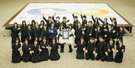 2025年12月｜写真5,700枚による巨大モザイクアートが