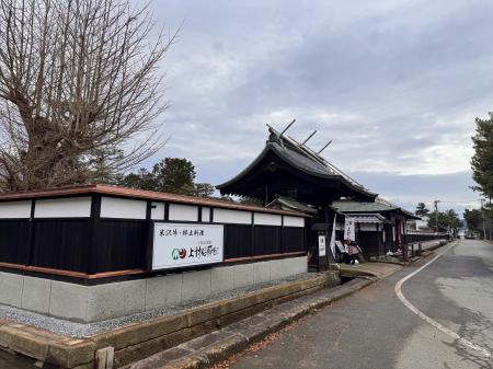 地域の“顔”が戻る。上杉伯爵邸の塀が復旧し、上杉神社