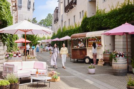 【リゾナーレ八ヶ岳】ロゼワインの色彩で染まる街並み