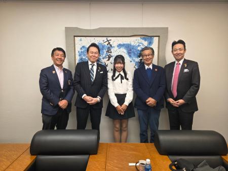 アース製薬、プロゴルファーの菅沼菜々選手とスポンサ アース製薬、プロゴルファーの菅沼菜々選手とスポンサ