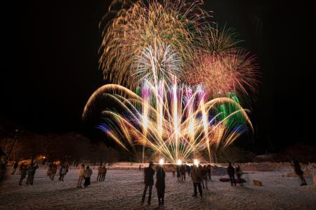 寒空を彩る花火が「十和田湖冬物語」各開催日に上がり