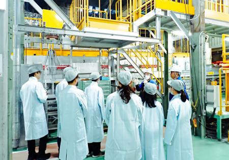 次世代育成への取り組みの一環として小中学生向け工場