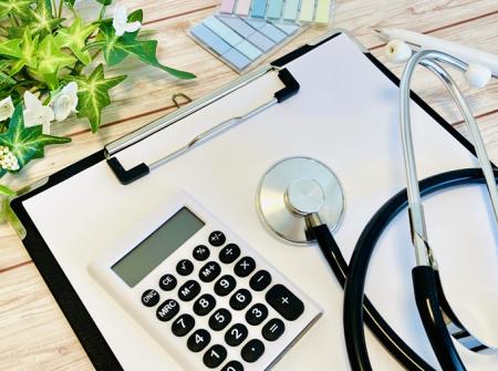 医療機関の人員や医療従事者の待遇は「不十分」51％「