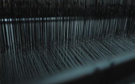 創業1968年の毛布メーカーが問い直す、「効率」では測