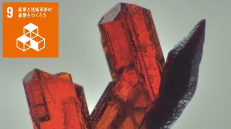 アルコールの添加でキラル無機結晶が左手・右手型の結