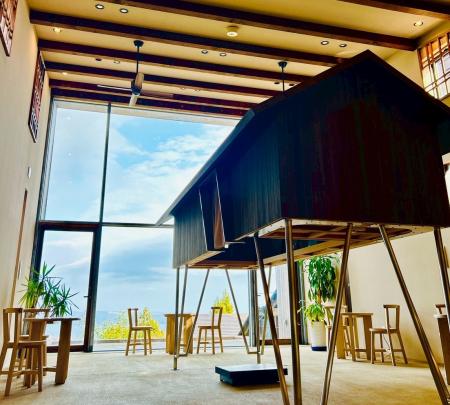 海を望む“小さな書架”が、旅の記憶をそっと刻む