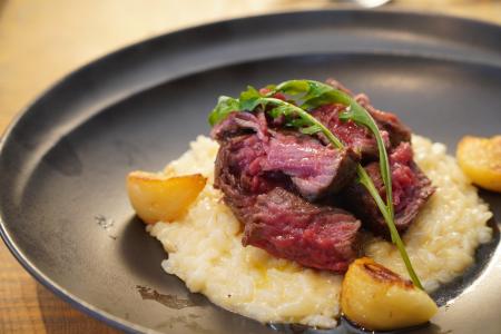 目の前で仕上げる“炎のチーズリゾット”に新作登場！裂