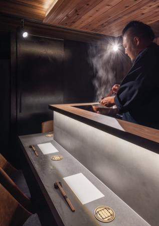 「通販の虎」発の焼かない鰻専門店「UTSUROHI」名物“ 「通販の虎」発の焼かない鰻専門店「UTSUROHI」名物“