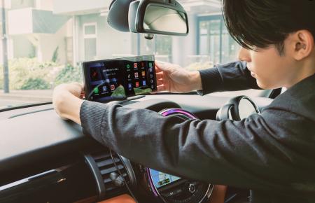 新年のドライブが“家族の特等席”に変わる！画面のない