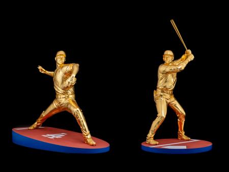 大谷翔平選手の等身大黄金像 二刀流が揃って初展示 大谷翔平選手の等身大黄金像 二刀流が揃って初展示
