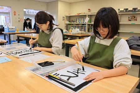 新春恒例の書き初め会を高槻市立今城塚古代歴史館で開 新春恒例の書き初め会を高槻市立今城塚古代歴史館で開