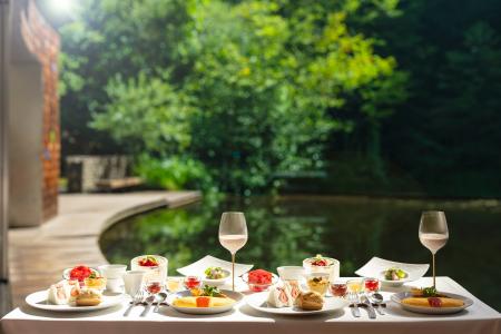 【星のや軽井沢】野鳥のさえずりが響く水辺のテラスで