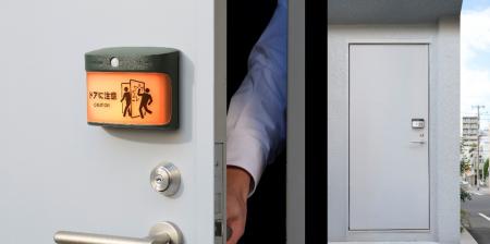 扉の反対側に人がいることを知らせる、人感センサー付