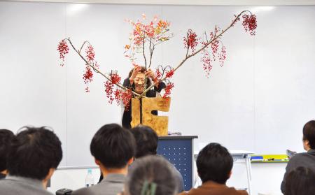 いけばな草月流家元・勅使河原茜、京都大学経営管理大 いけばな草月流家元・勅使河原茜、京都大学経営管理大