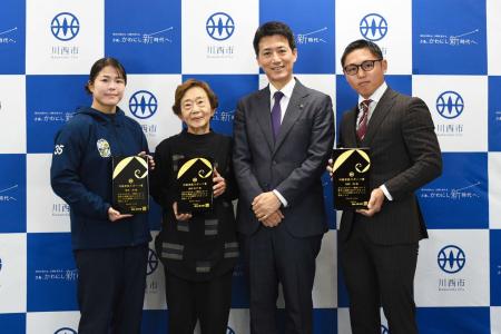 市のスポーツ振興に貢献した3人に市民スポーツ賞を贈
