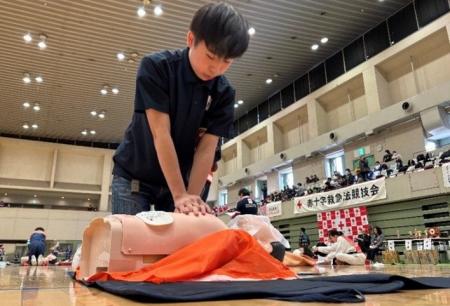 応急手当の速さと正確性を競う！「第28回赤十字救急法