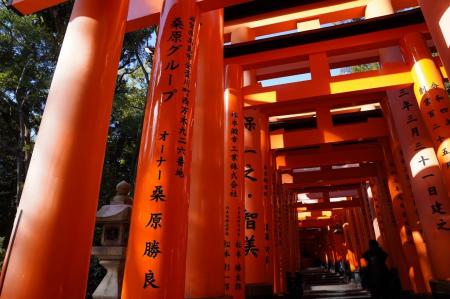 伏見稲荷大社へ2本目となる社名入り鳥居を奉納　～ 桑