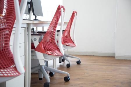 「椅子」で働き方は変わる。ITreatが全社員に高価格帯