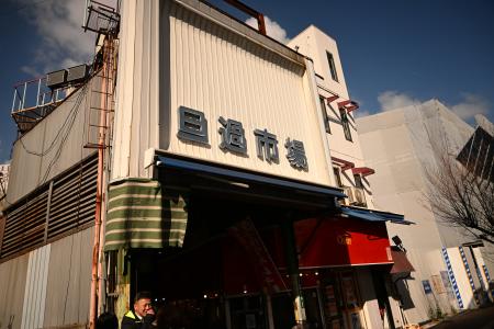 【ひらけ旦過!】はみ出す旬、飛び交う声。旦過市場に 【ひらけ旦過!】はみ出す旬、飛び交う声。旦過市場に