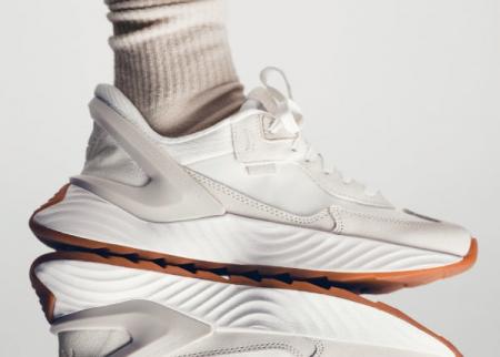 手を使わず、履くたびときめく。話題のハンズフリーシ