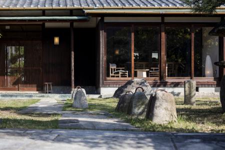 歴史ある玄関アプローチに並ぶ醤油の重石　産業の記憶