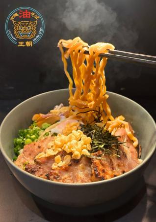 混ぜるほど旨さが完成する。沖縄そば×油そばの新体験