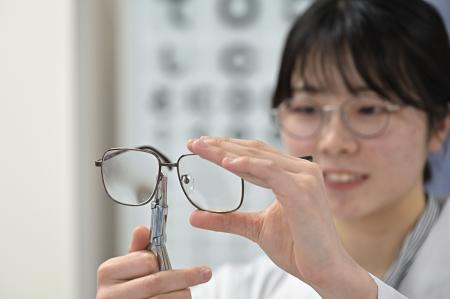 【新潟医療福祉大学】本学で初！視機能科学科の学生3