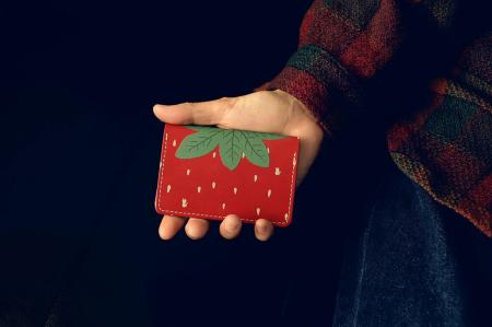 栃木レザー100％の“いちご”。いちご王国・栃木コラボ