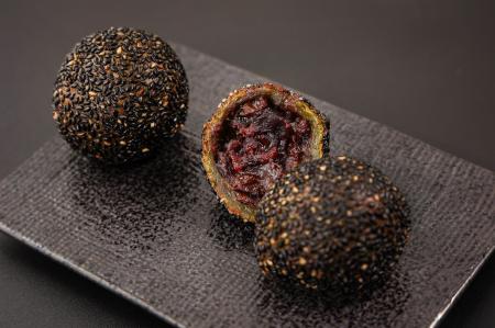漆黒の「ラム香る胡麻団子」が新登場!伝統と革新で贈 漆黒の「ラム香る胡麻団子」が新登場!伝統と革新で贈