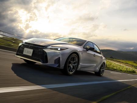 大規模改良を受けた新型LEXUS IS“F SPORT Mode Bla...
