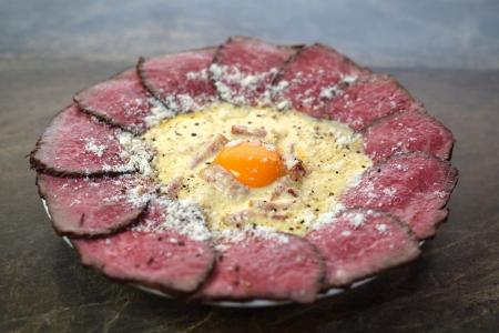 50cm超えのパスタ！？サーロイン肉をのせた“肉ボナー