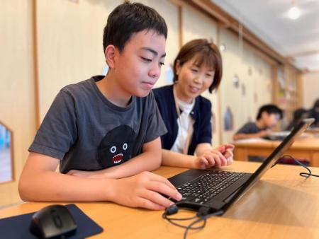 「答えを教えないAI」が子どもの自走力を育む。12年一