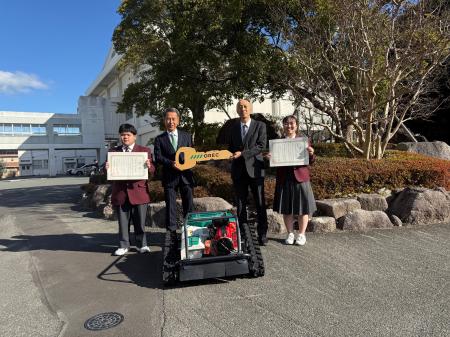 オーレック、糸島農業高校にラジコン草刈機を贈呈