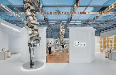 【Dior】世界中のブティックでジョナサン・アンダーソ