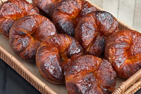 はちみつバターがじゅわっと広がる。累計25,000個以上