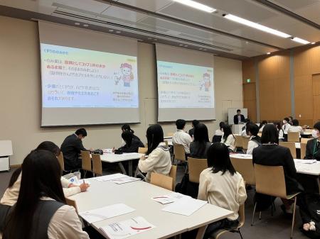 企業訪問学習を通じて「くすりの適正使用」とオーバー