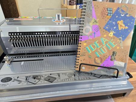 コラージュ表紙のリングノート制作ワークショップ開催