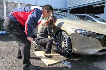 【JAF広島】突然の雪や路面凍結に備える！タイヤチェ